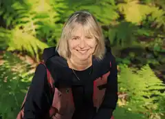 Suzanne Simard, la ecóloga que descubrió que los árboles hacen comunidad y hablan entre sí