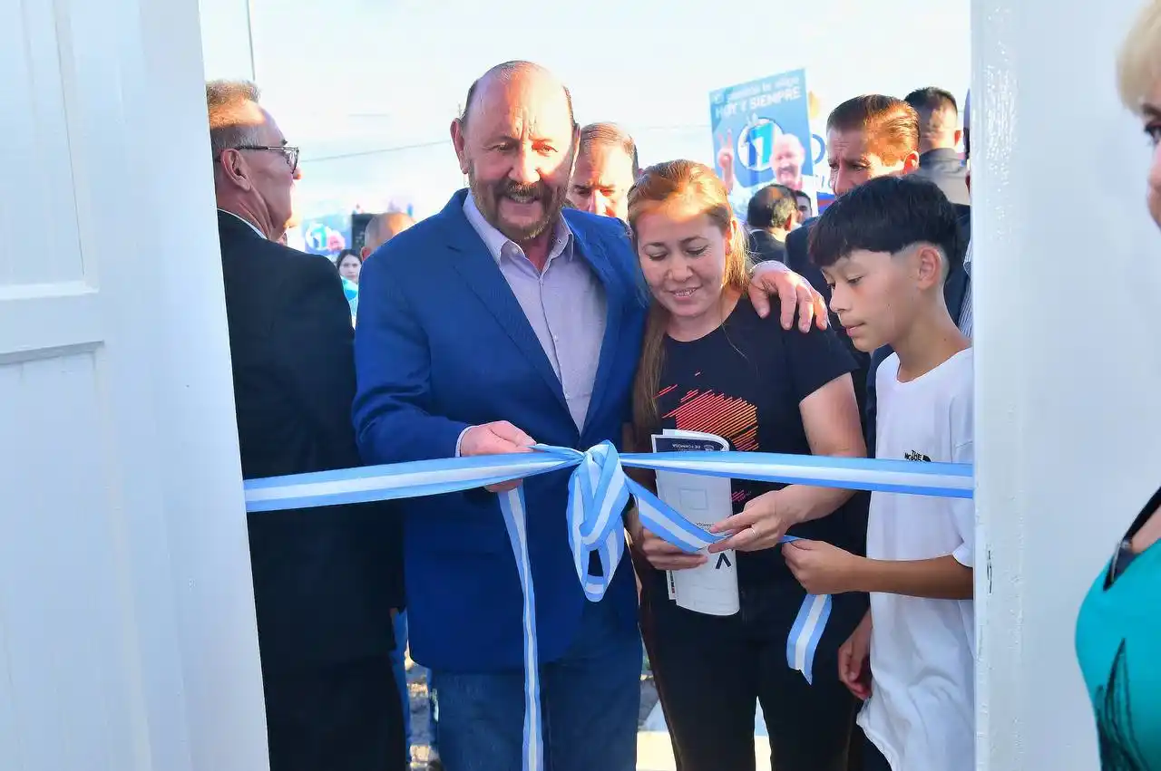 Entrega de 585 viviendas: “En tiempos difíciles, el Gobernador cumple sueños”