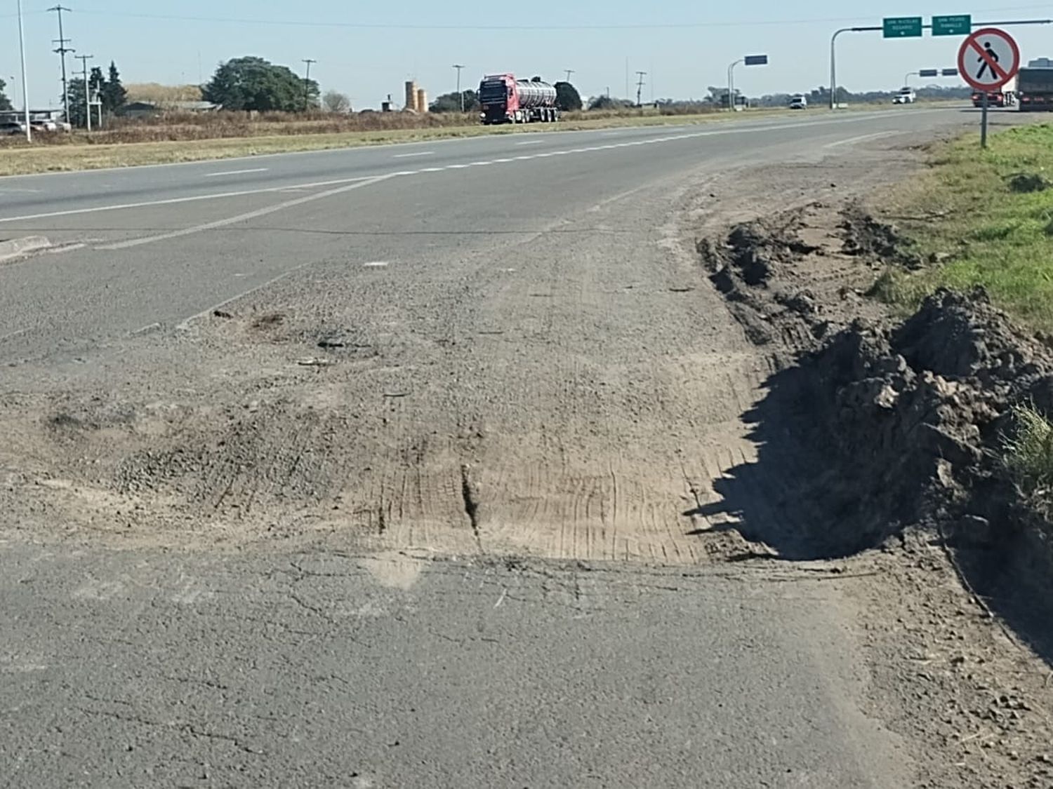 Pozo enorme y gran peligro en la ruta