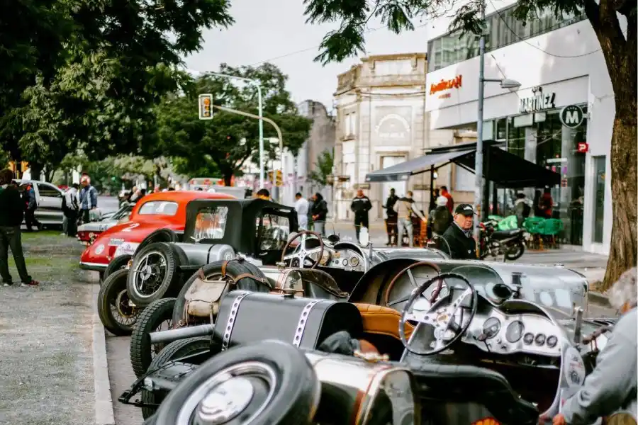 Los Chevrolet de Roberto Mouras y Eusebio Marcilla, expuestos frente al Hotel Amerian: “Estamos enormemente orgullosos”