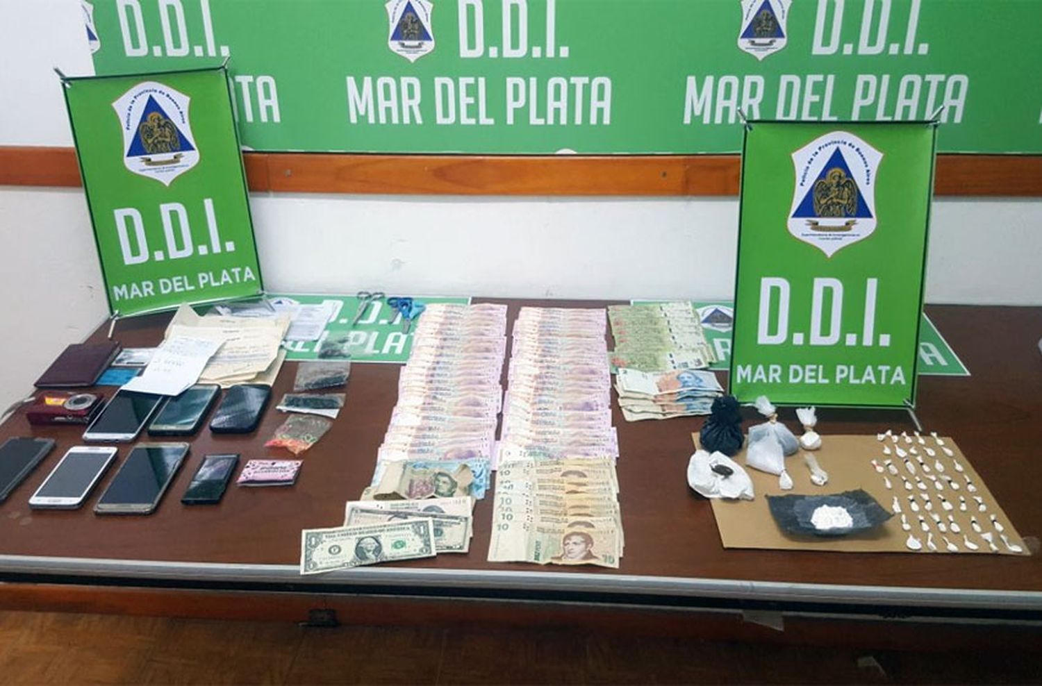 Detuvieron a dos jóvenes y un menor que vendían cocaína en el centro
