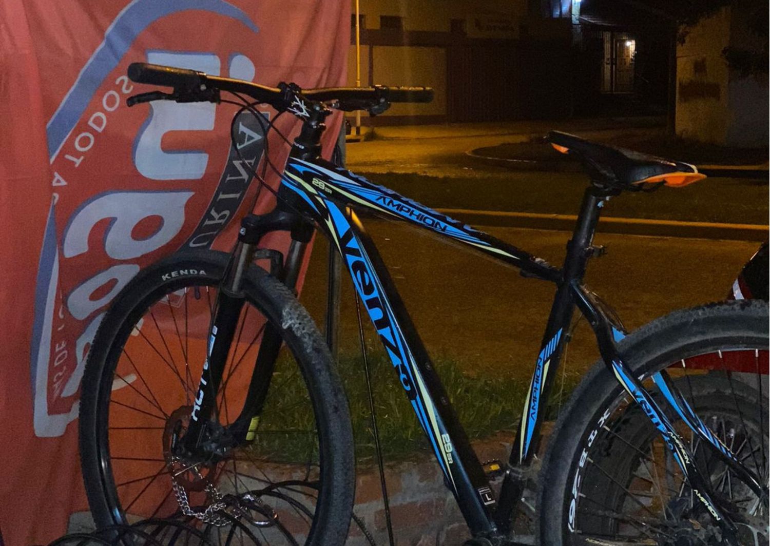 Ingresaba a su casa y un delincuente le quitó la bicicleta: “Se la cargó al hombro y salió”