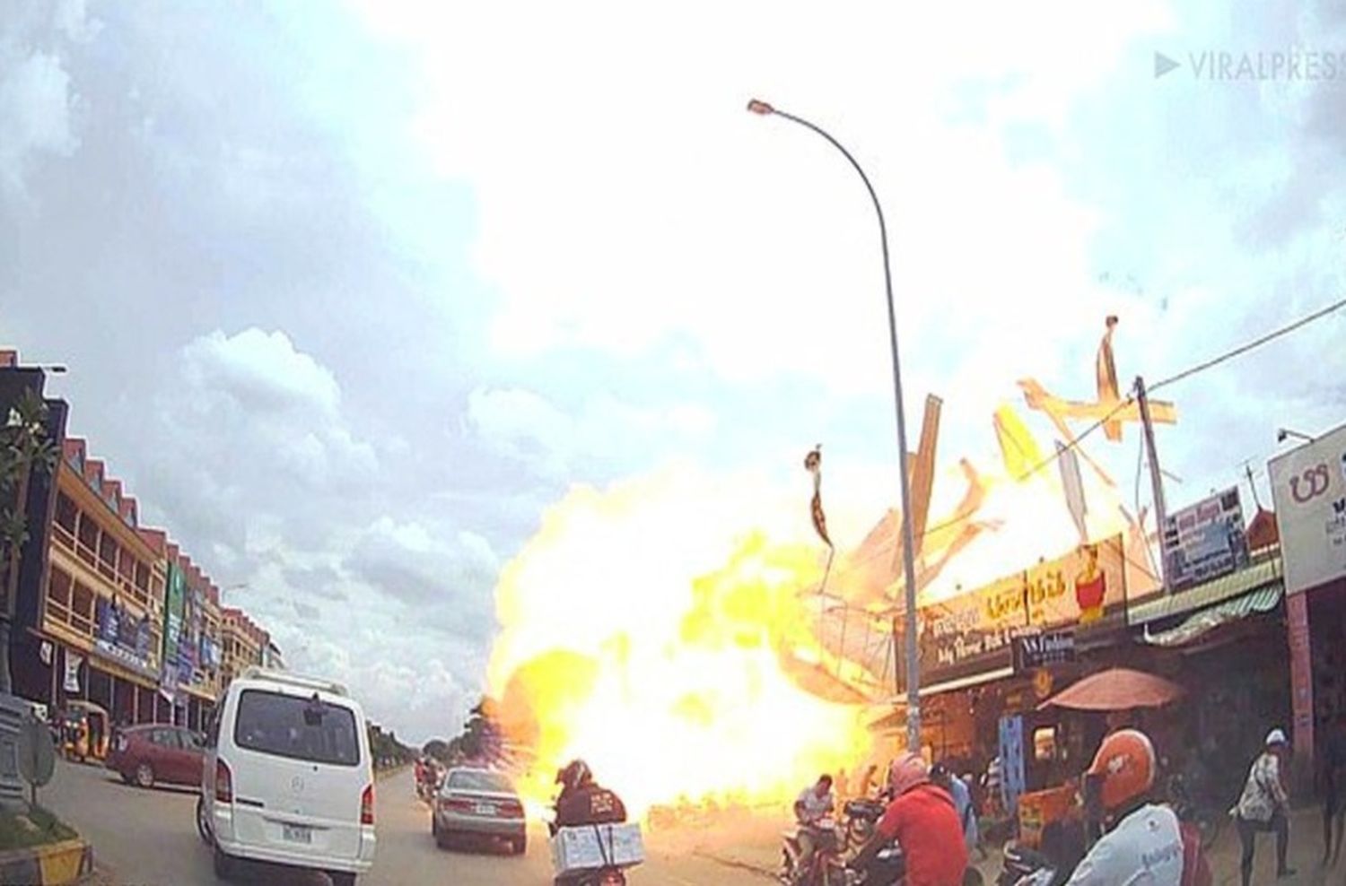 Una violenta explosión sacudió las calles de Camboya