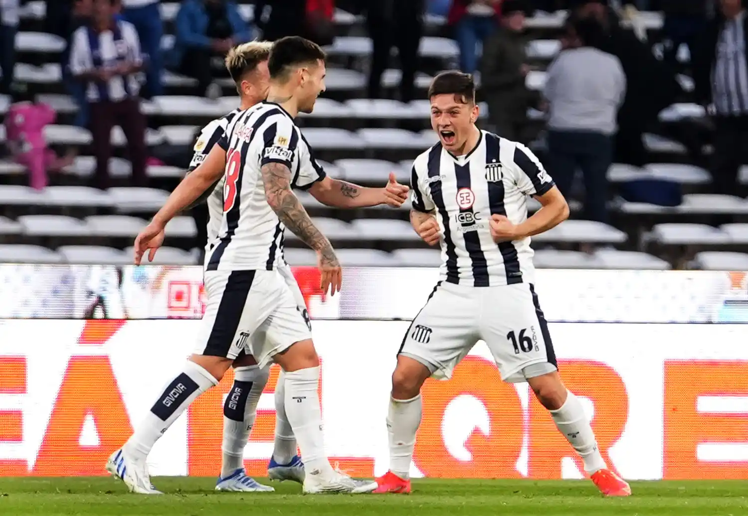 El festejo de Talleres ante su público.