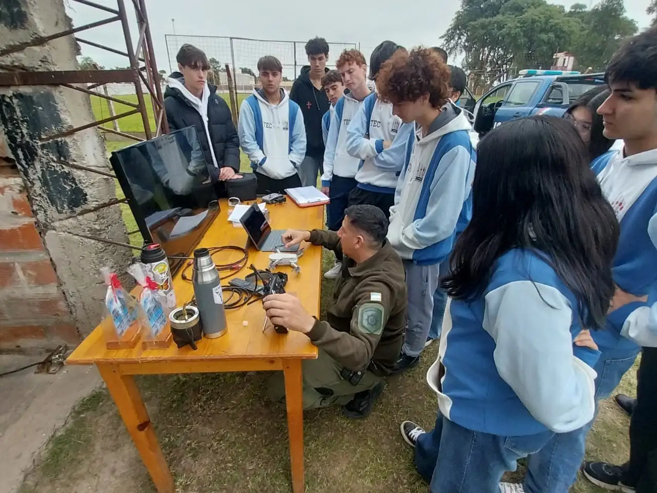 Estudiantes de Romang participaron de una capacitación de “Los Pumas” sobre tecnología aplicada a la seguridad - 1