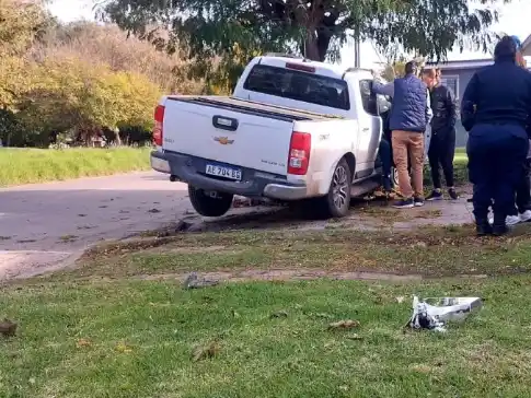 El rodado, una Chevrolet S10, quedó con daños estructurales severos, prácticamente inutilizable, y en una posición inestable tras la colisión.