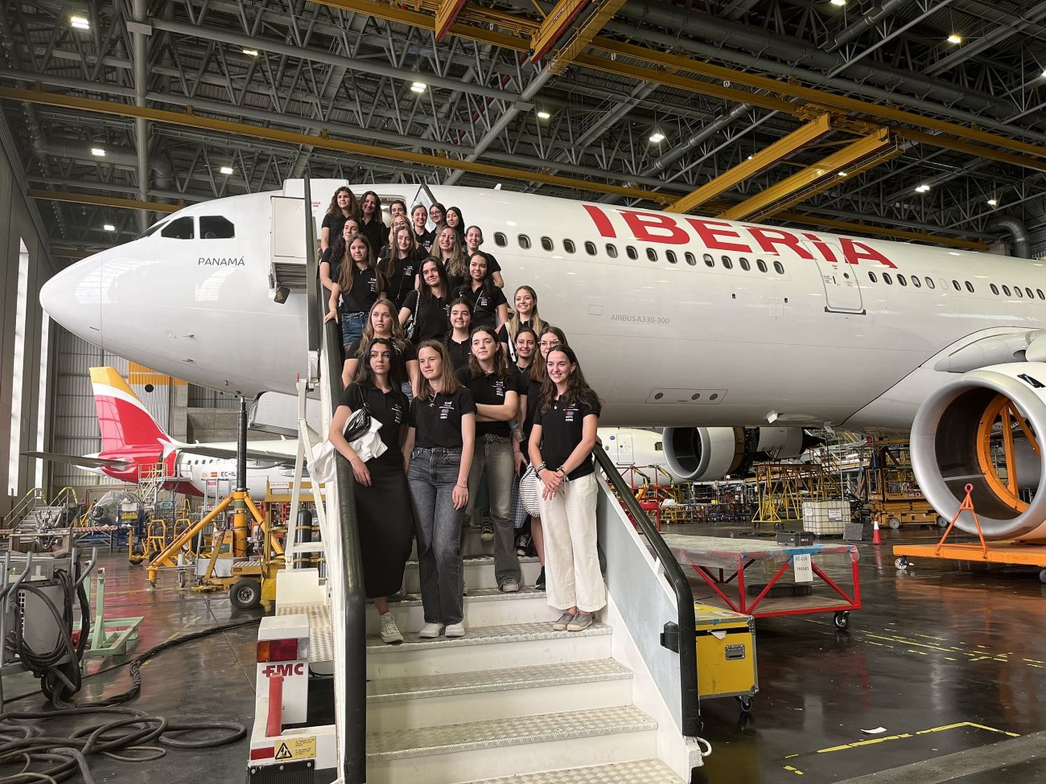 Iberia realiza una jornada de promoción de carreras aeronáuticas entre mujeres jóvenes