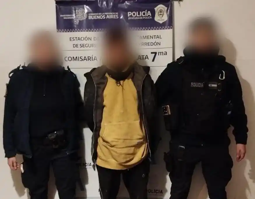 Al notar la presencia policial, intentó escapar corriendo, pero fue alcanzado y reducido a pocos metros.