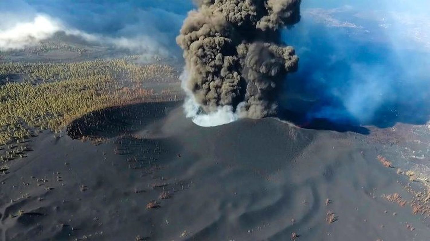 POR LA NUBE DE CENIZAS del volcán de Cumbre Vieja cierran nuevamente el aeropuerto de La Palma