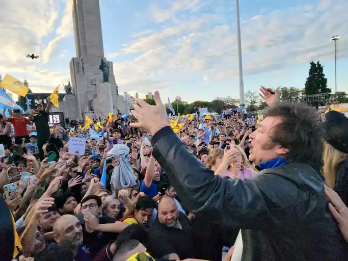 Milei evalúa cerrar su campaña en Rosario el 23 de octubre