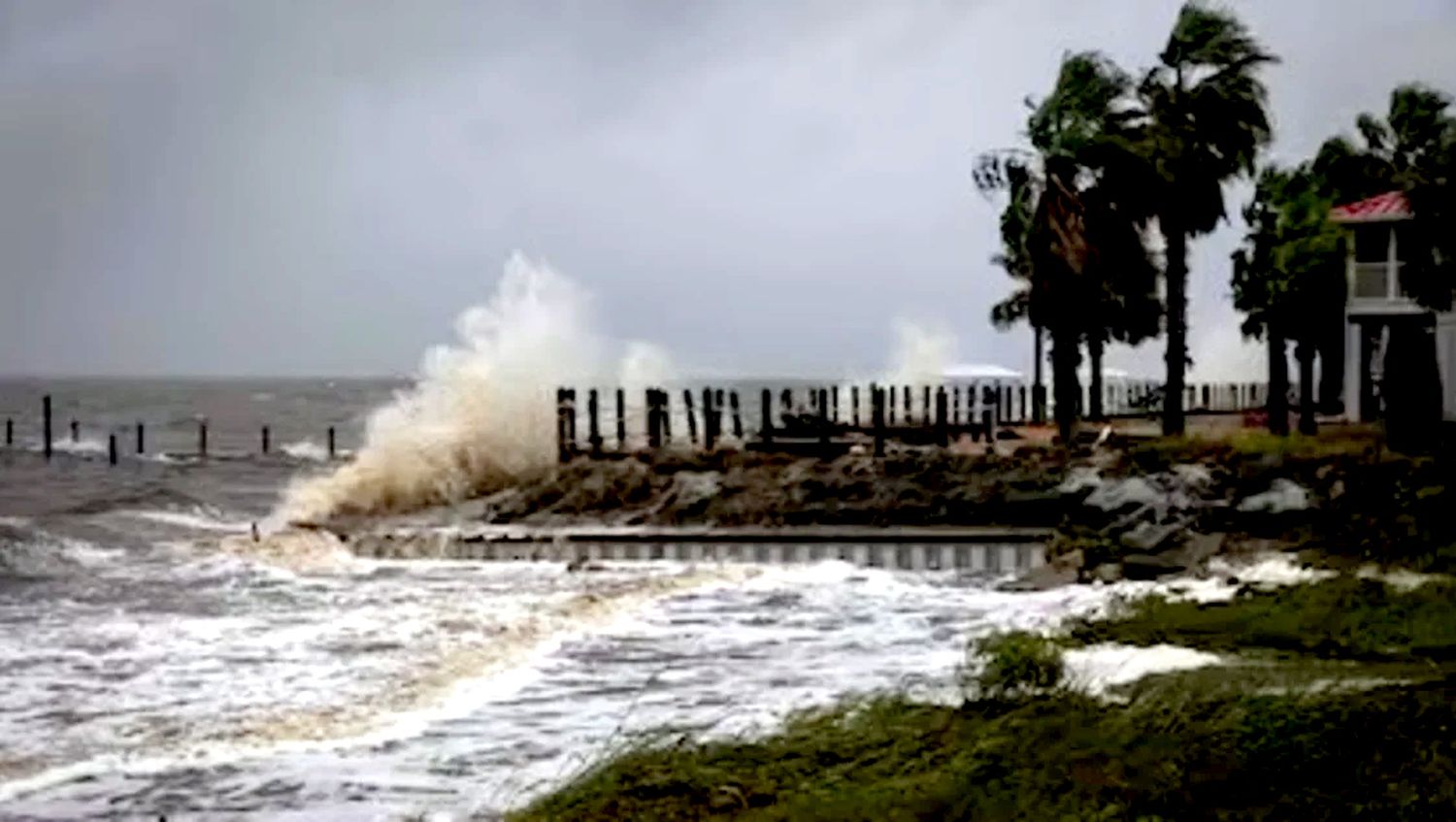 Con fuertes vientos, el huracán Helene se acerca a Florida y tocará tierra en horas