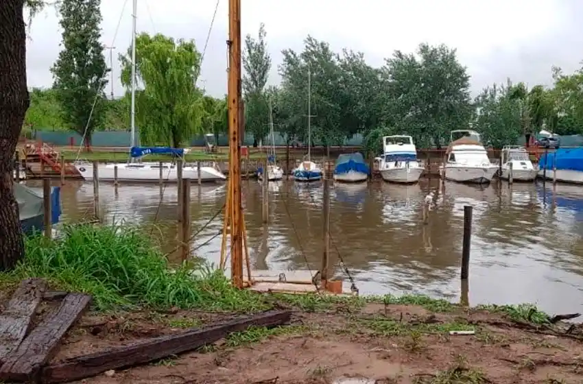 Se le cayó una grúa en la cabeza mientras manipulaba una embarcación y está delicado