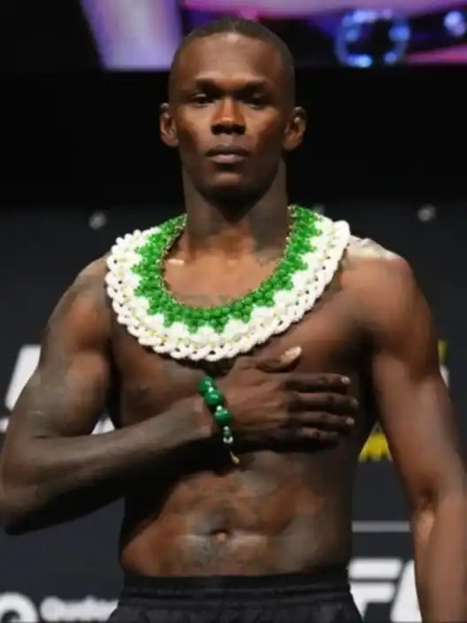 Israel Adesanya: “No quiero cinturones, vengo a cortar cabezas”