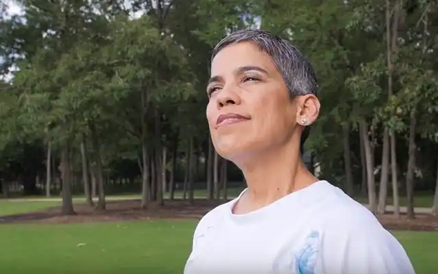 Murió la youtuber que aseguró que se había curado el cáncer rezando y con dieta vegana