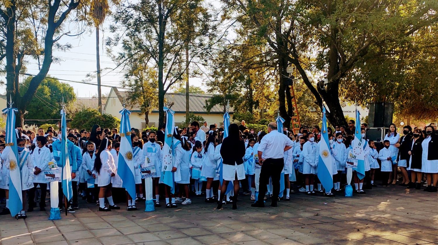 Después de dos años, se encontraron en un acto en la plaza central, todas las escuelas rurales y urbanas de la localidad.