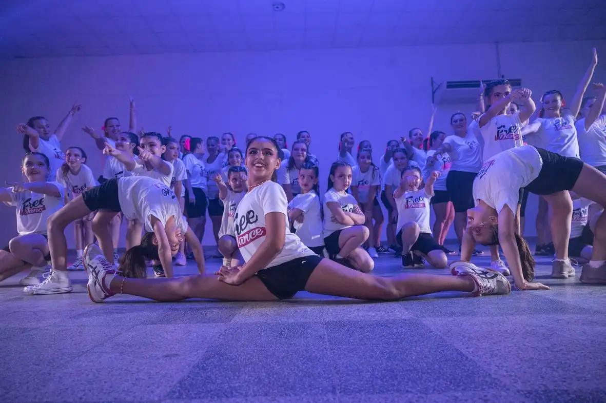 Pueden participar de la escuela de baile niños y adolescentes.