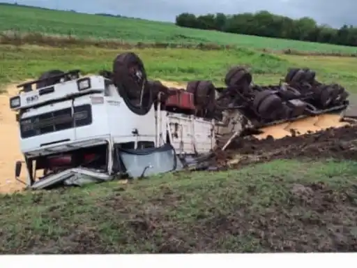 Despiste y vuelco de un camión en la Ruta Nacional 12