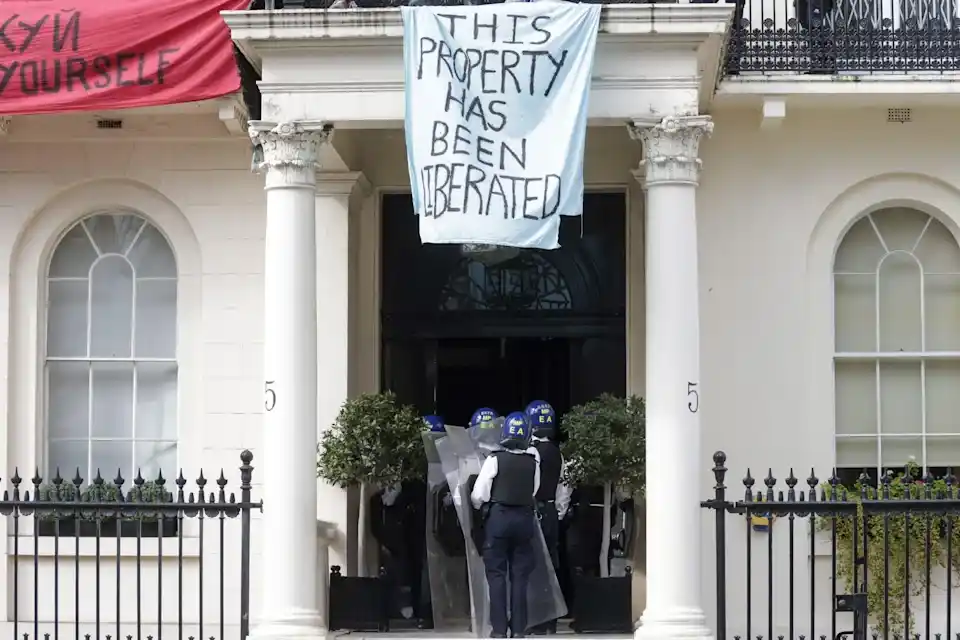 Manifestantes ocupan mansión de multimillonario ruso en Londres