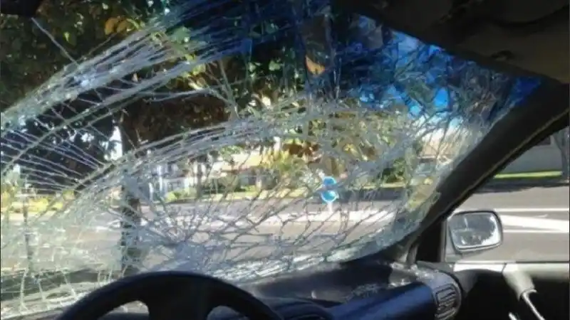 Le dijo “mové el culito, mamita” y le reventó el parabrisas a piedrazos