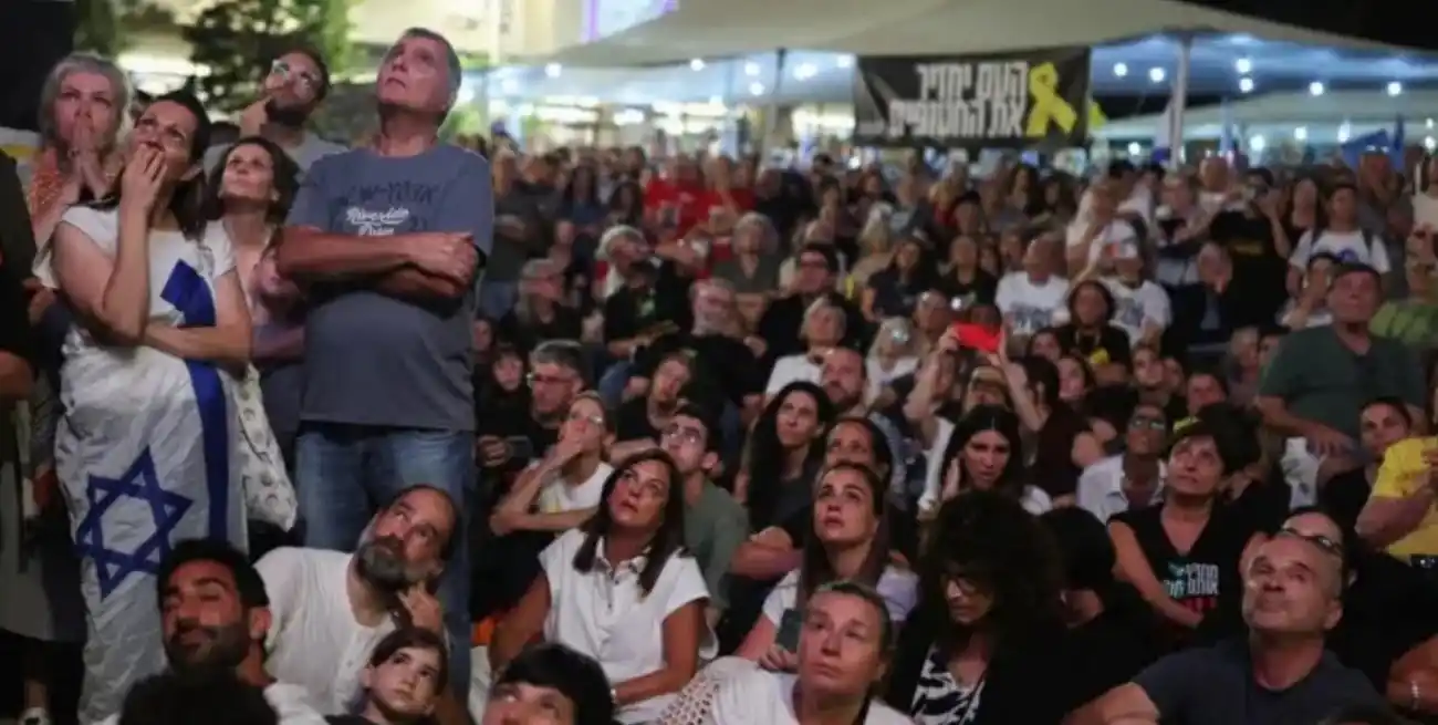 La gente aguarda frente a las pantallas gigantes en la Plaza de los Rehenes en Tel Aviv.