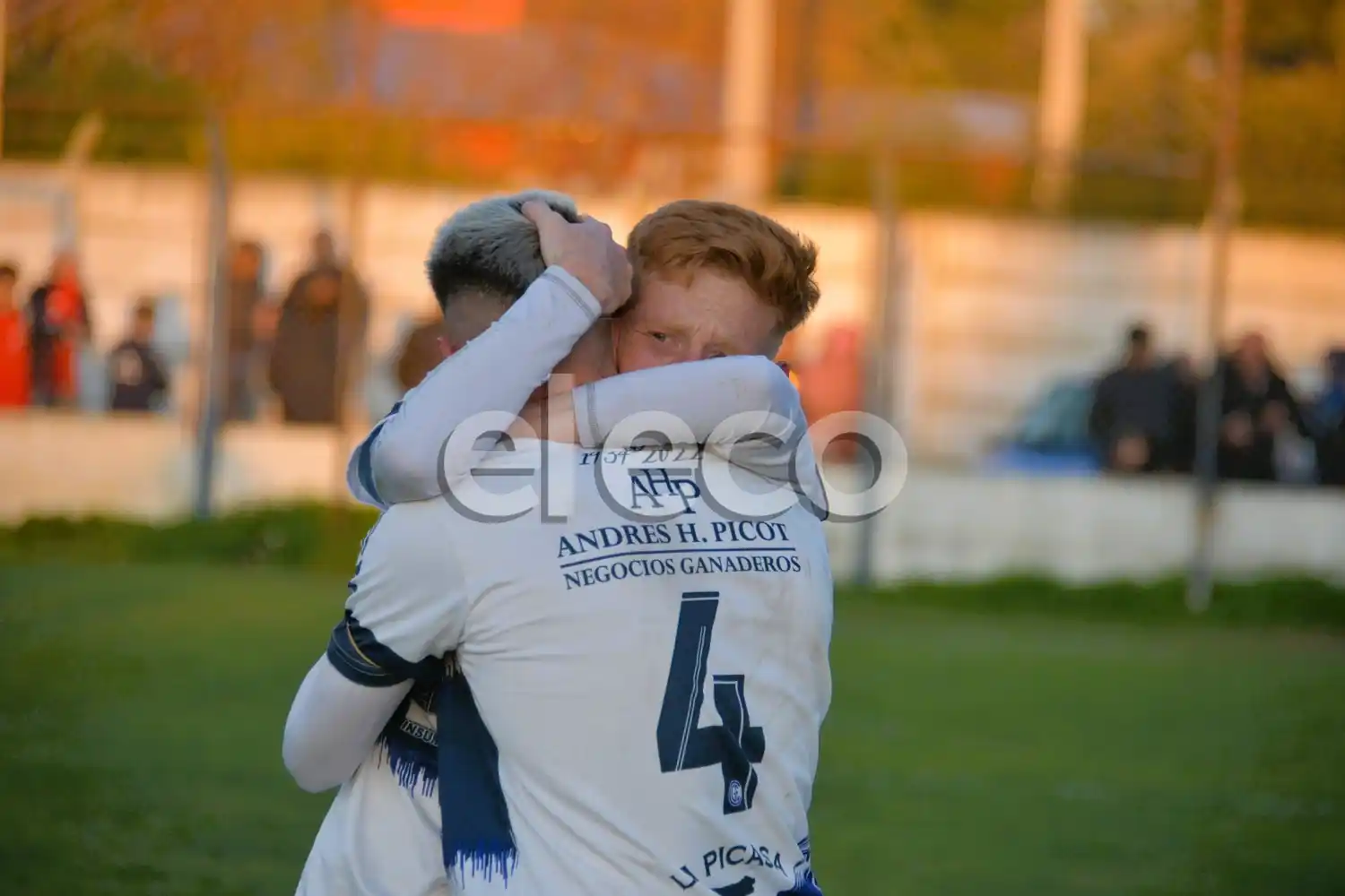 Iriart de espaldas y Barbeira de frente, al momento del festejo por el título de Gimnasia.