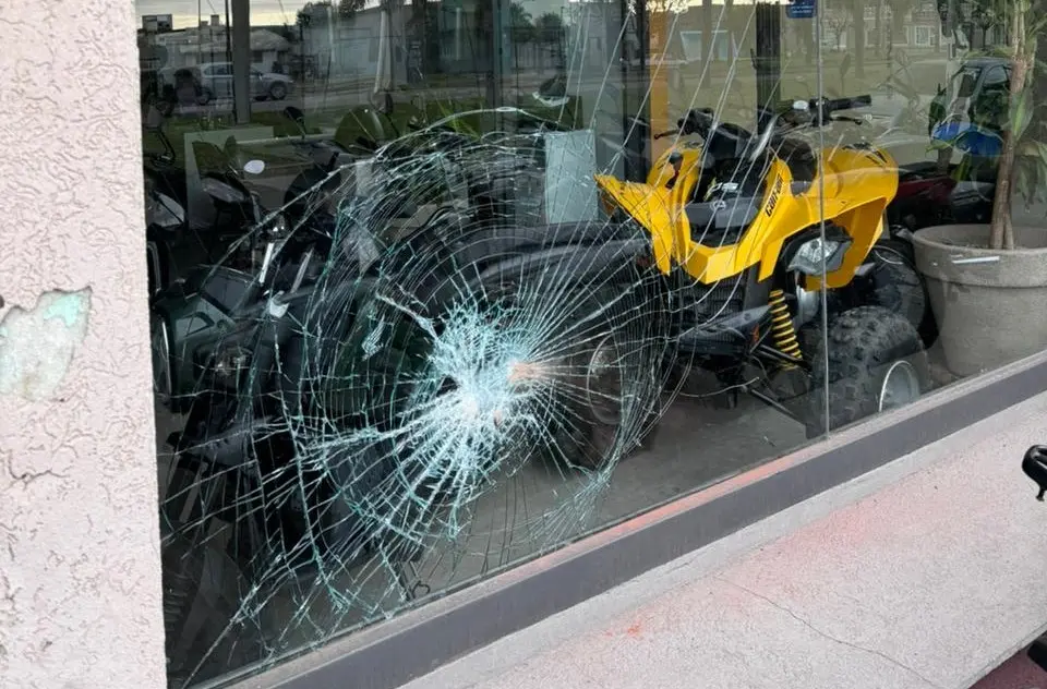 Así quedó el vidrio del local de venta de autos en el acceso a la ciudad tras el impacto de la piedra que arrojó un delincuente.