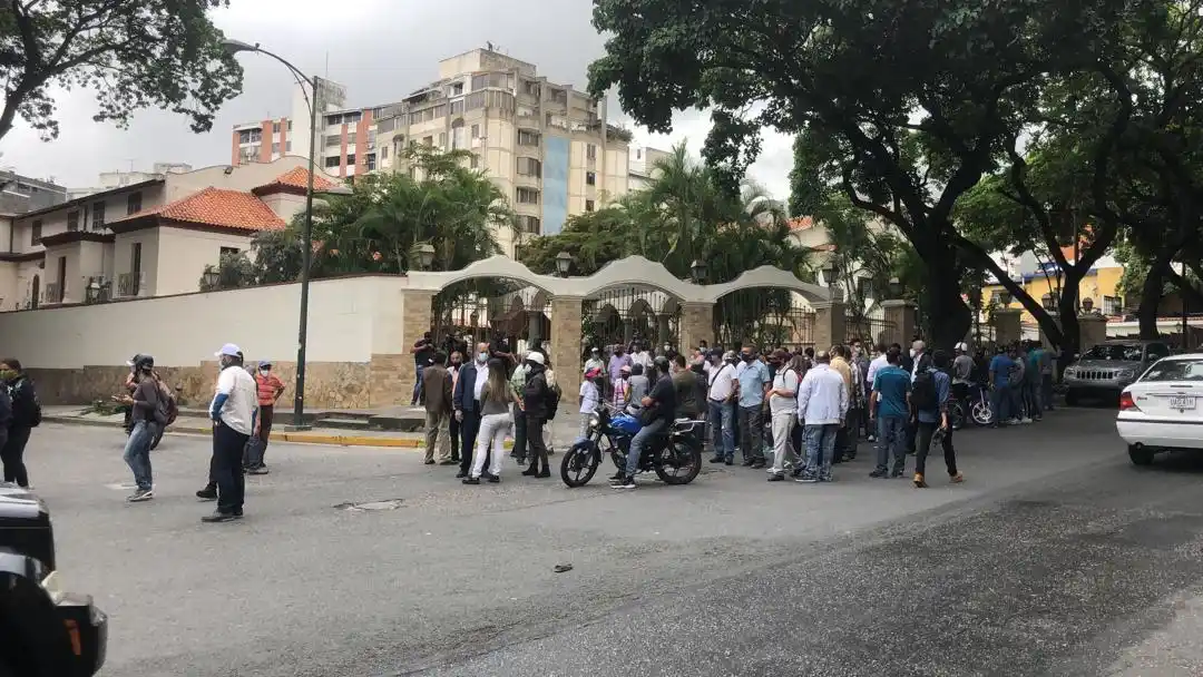 COLECTIVOS violentos: a tiros sacaron a la prensa de la sede de AD