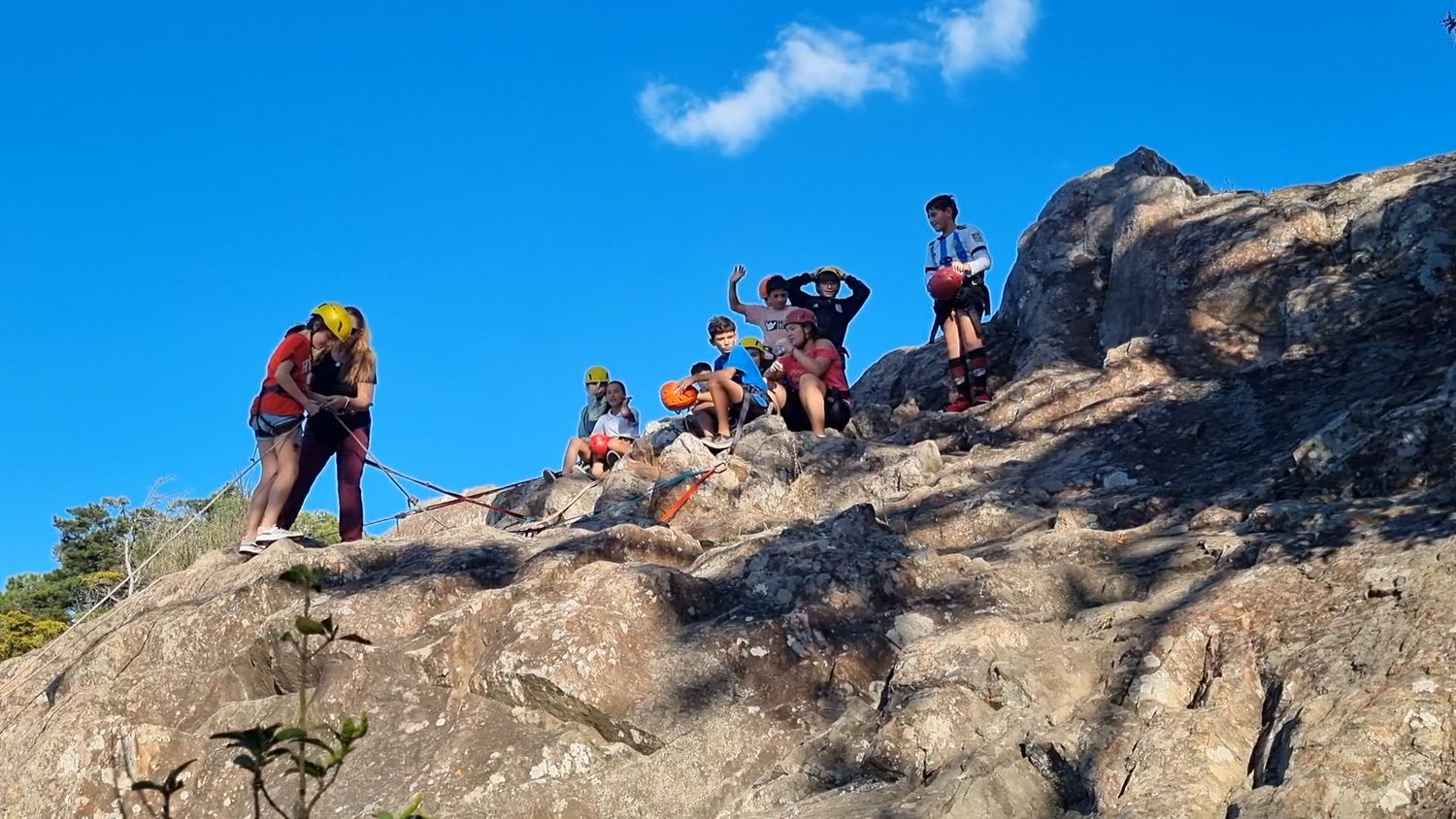 La actitud de los más chicos es de emoción y entusiasmo por la experiencia que van a vivir con sus compañeros y amigos