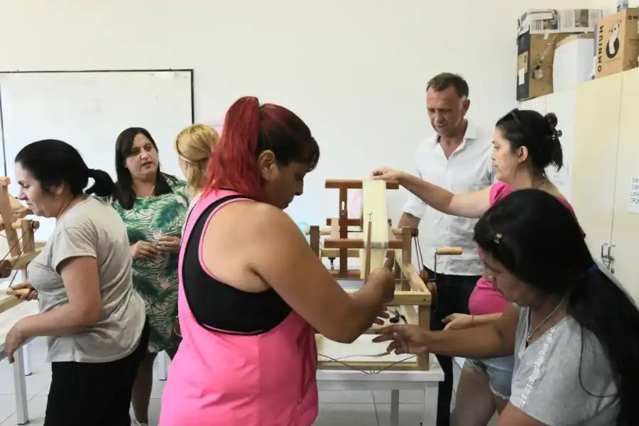 Las “Mujeres de la Seda” son un grupo conformado por tejedoras, bordadoras y artesanas que se dedican a la devanación de los capullos de seda para la obtención del hilado, del filamento continuo de la seda y de la seda yapé.