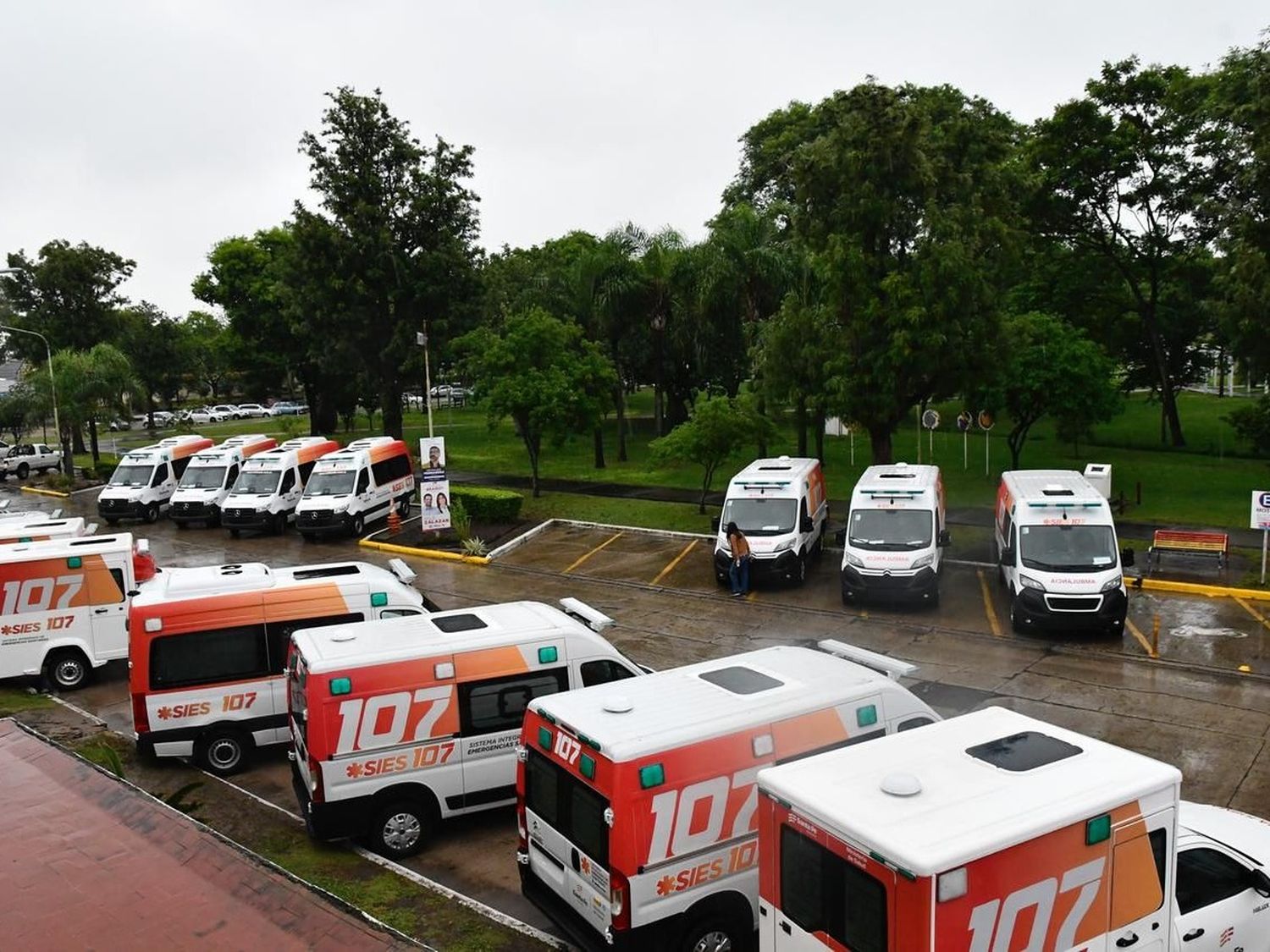Provincia incorporó 20 ambulancias y minibuses 0 Km a la red de salud pública