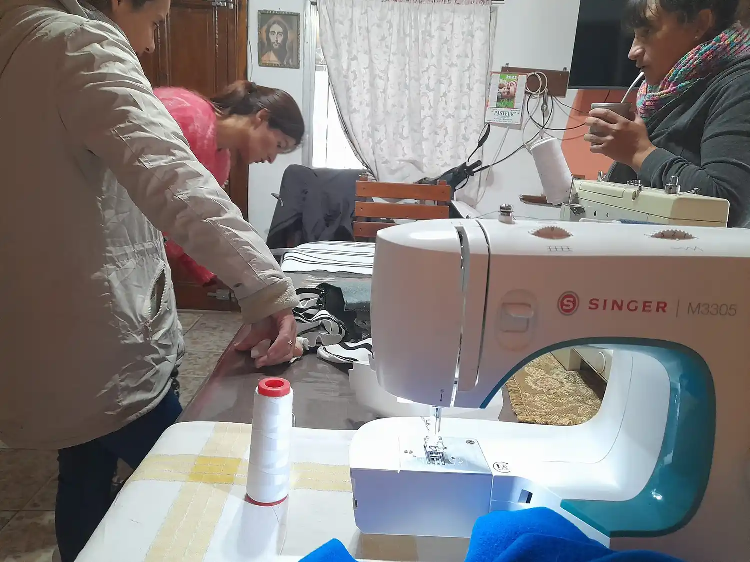 Comida y una máquina de coser para el Merendero de Raquel