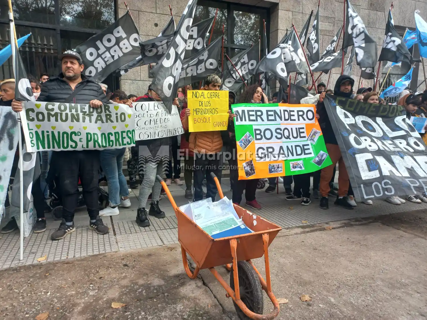 Junto a comedores y merenderos, se acercaron al Municipio para visibilizar la situación que viven las familias de la ciudad.