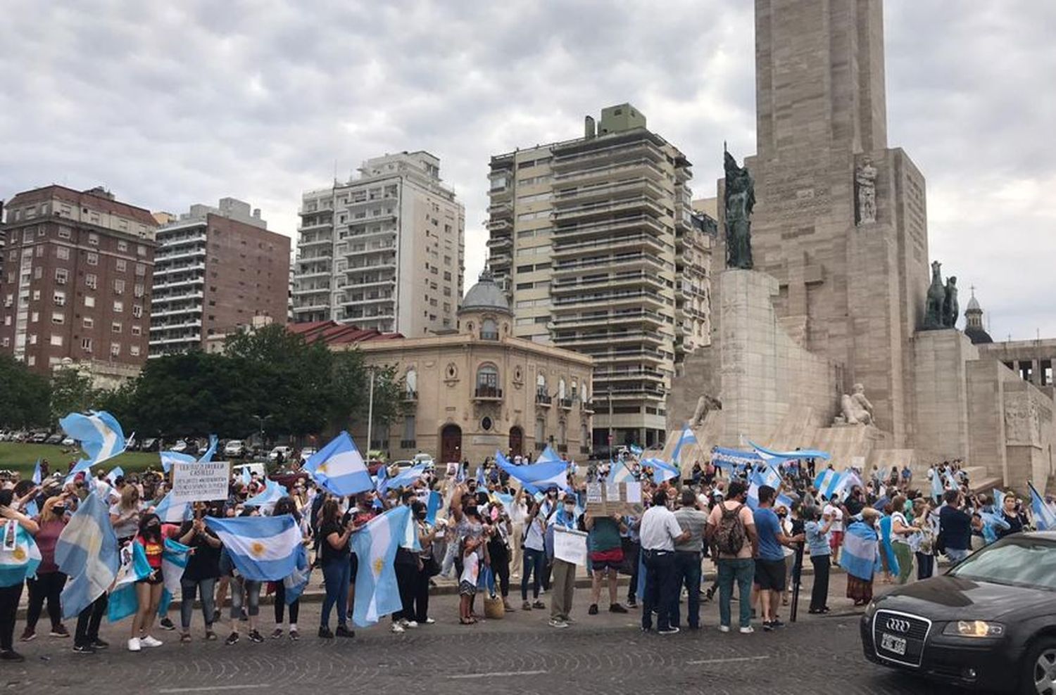 #8N en Rosario: el Monumento volvió a ser el epicentro de las protestas contra el gobierno