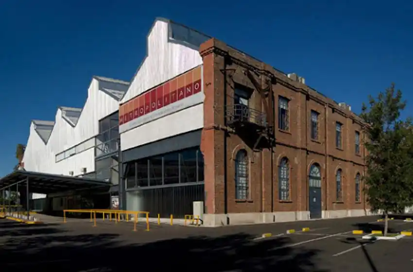 Escruche al Salón Metropolitano: tres hombres entraron por la fuerza, se llevaron costosísimo equipamiento y escaparon