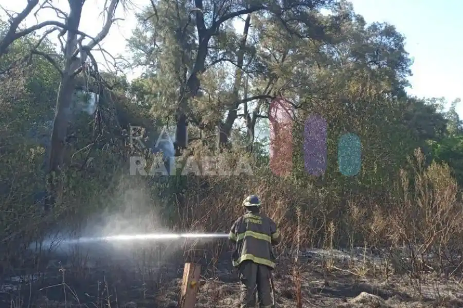 Los bomberos trabajaron en apagar varios incendios: en Rafaela apagaron el fuego que se había generado en 15 rollos