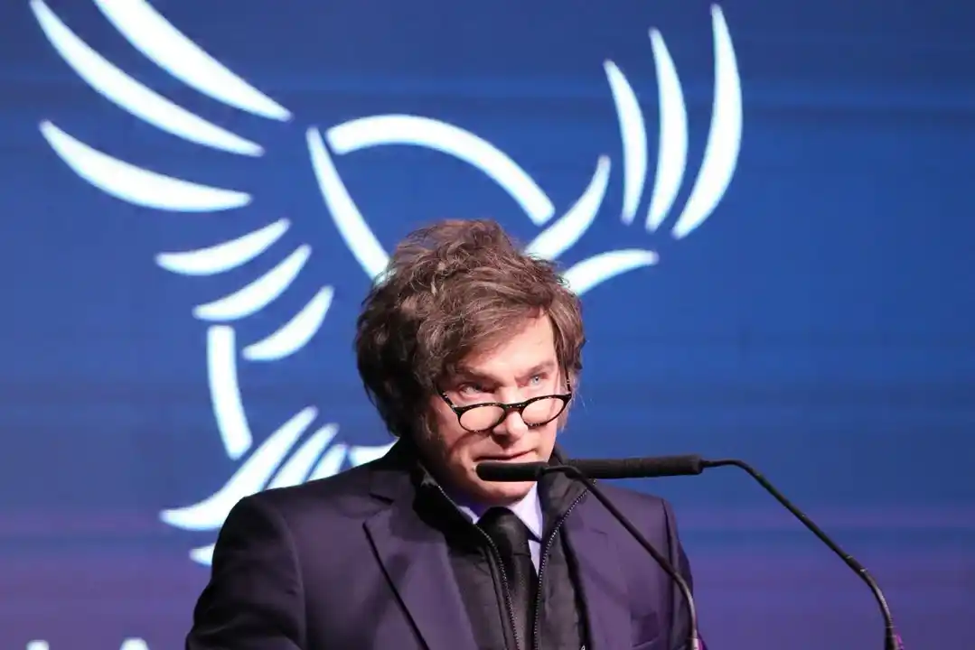 Javier Milei: “La sociedad va a volver a reflexionar y este 26 de octubre va a pintar de violeta el país”