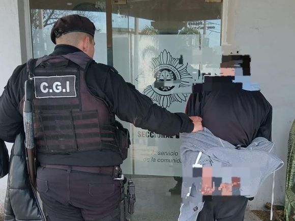 Intentó fugarse en moto tras ser interceptado por la policía, pero terminó detenido