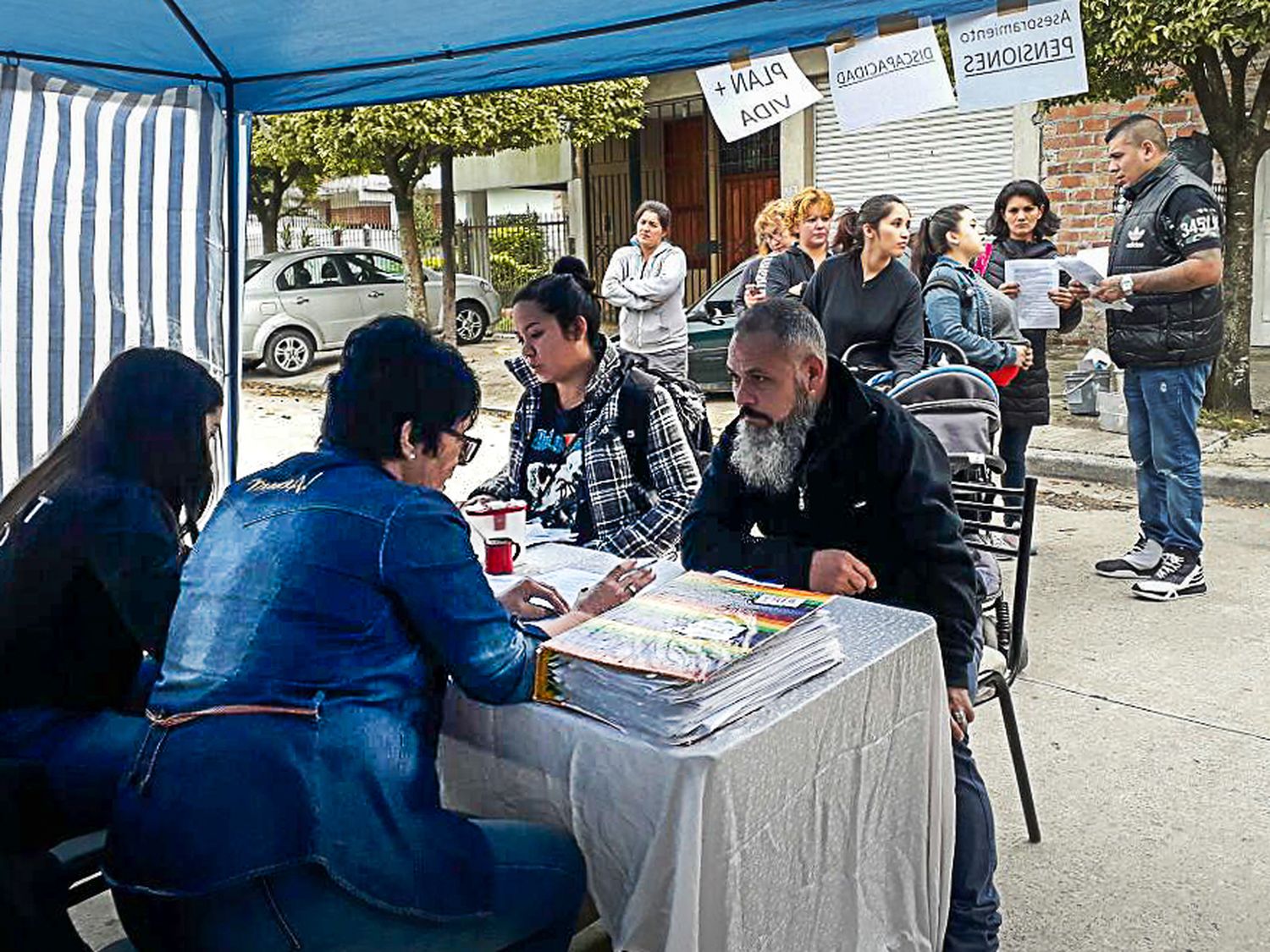 Más de 700 vecinos de Ezpeleta realizaron trámites en un nuevo operativo "Junto a vos"