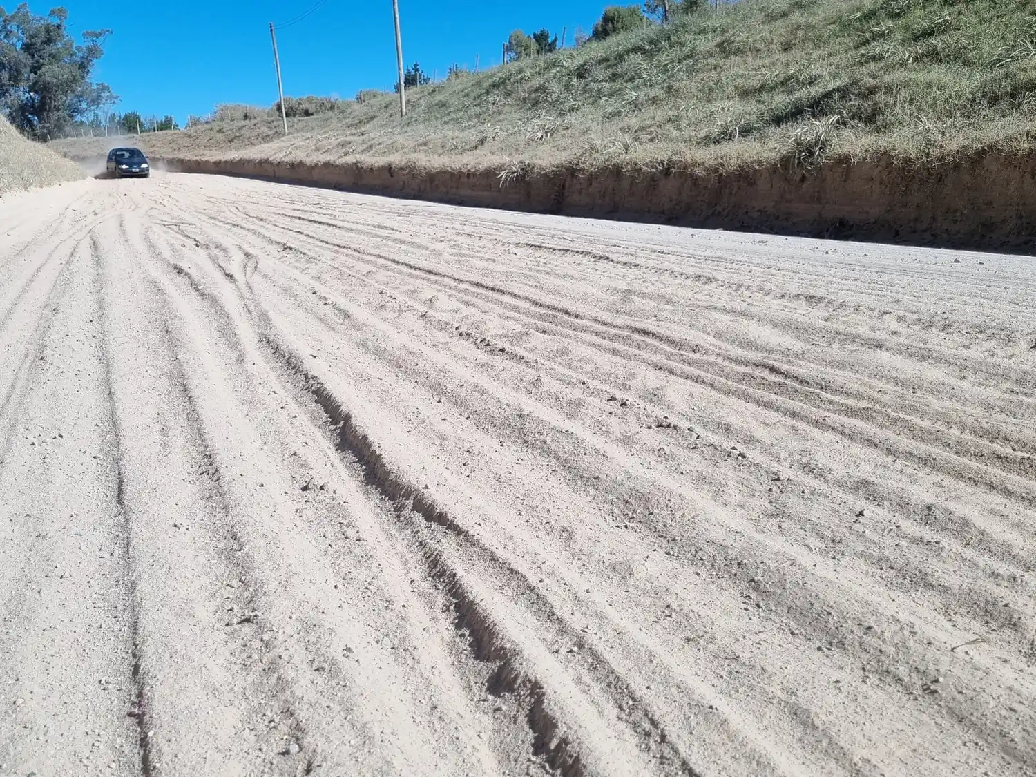 La cantidad de tierra seca presenta dificulta el tránsito por Suárez García.