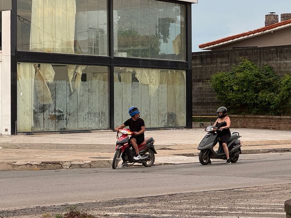 Polémica por la prohibición de circulación de dos personas en moto: qué opinan los sampedrinos