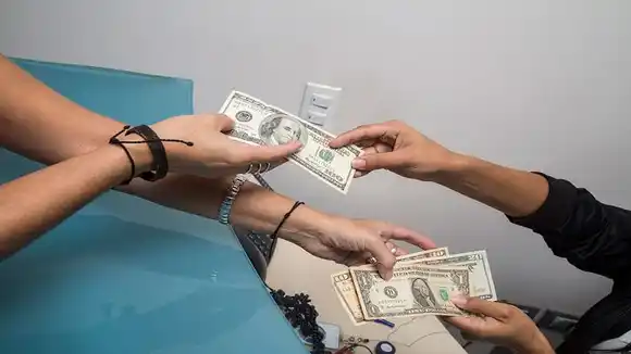 CON LA LEY NACE LA TRAMPA: así se podría evadir pago de impuestos a las transacciones en dólares