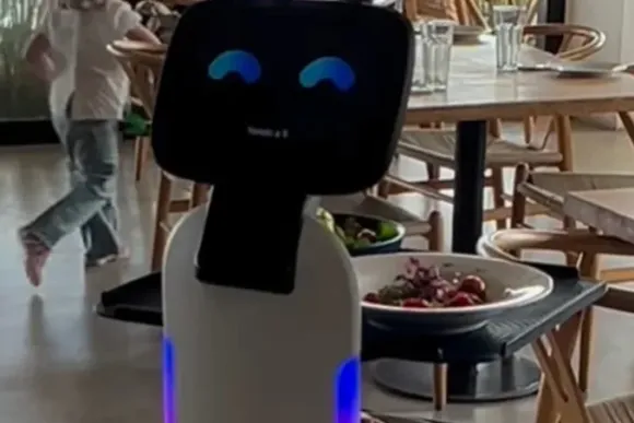 El primer mozo robot de USD 20.000 ya "trabaja" en Punta del Este