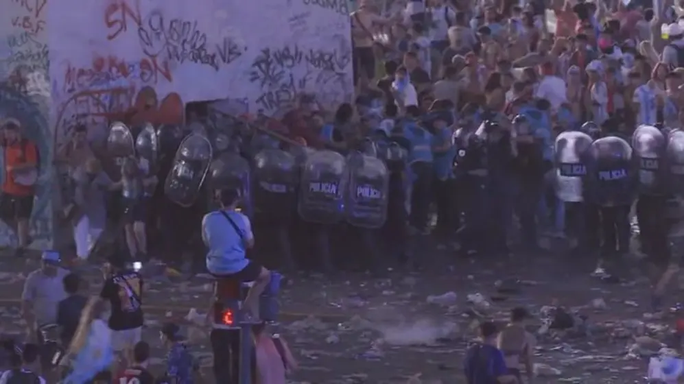 Se registraron graves incidentes en el Obelisco entre la Policía y un grupo de hinchas