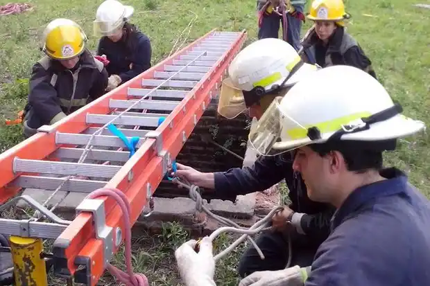 Bomberos practicaron descenso y rescate en altura en el Frigorífico