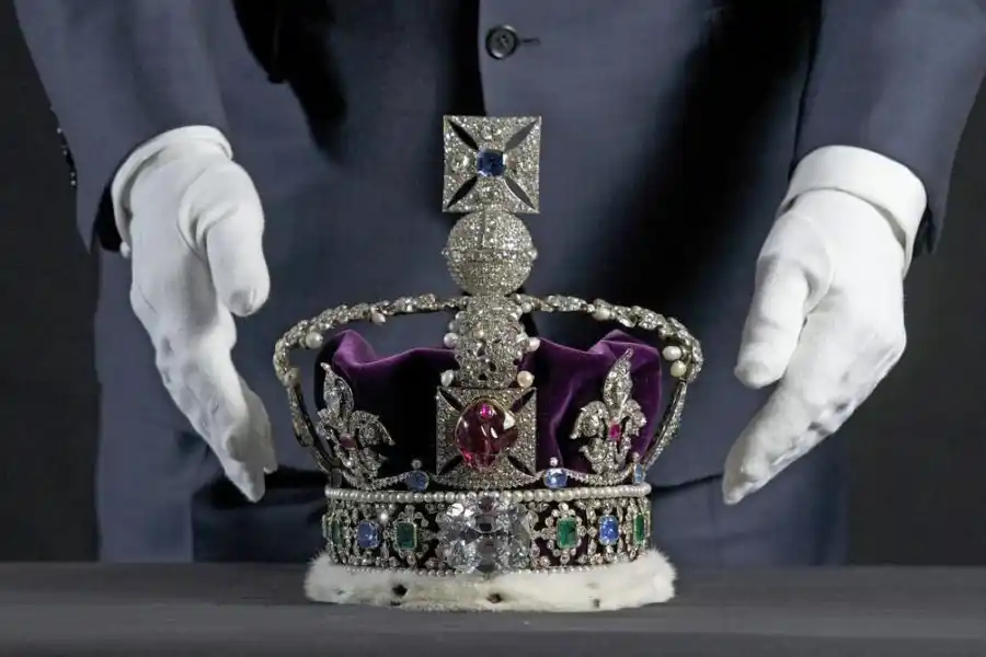 “Quien posea este diamante dominará el mundo”: la leyenda de la “corona maldita” que usará Camila Parker