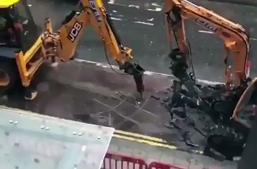 Dos excavadoras juegan al TA TE TI en la calle