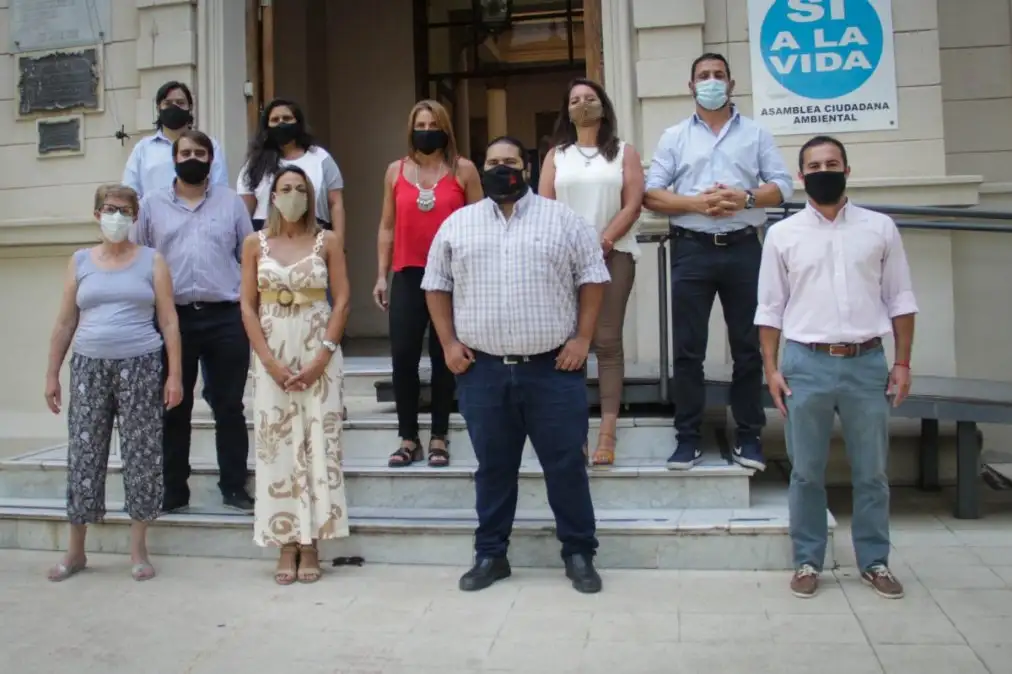 Los concejales del oficialismo junto a la viceintendenta, impulsores del proyecto de ordenanza