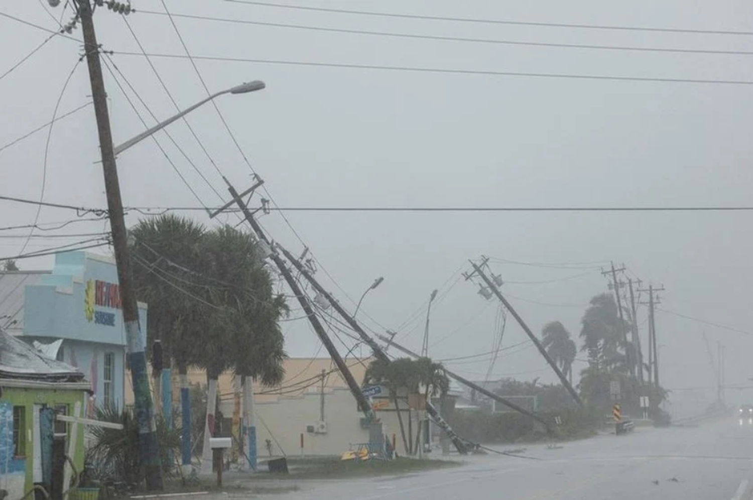 El huracán Milton ha perdido intensidad en su paso por Florida y ha bajado a categoría uno.