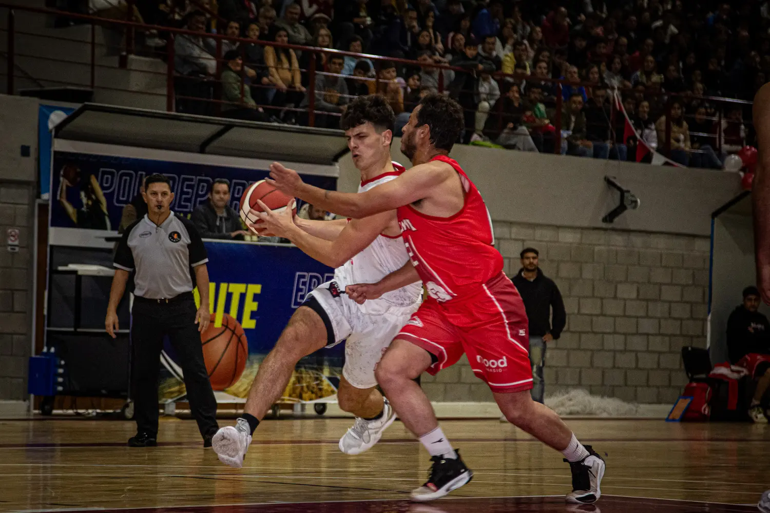 Básquet: los punteros del Clausura chocan en la noche del martes
