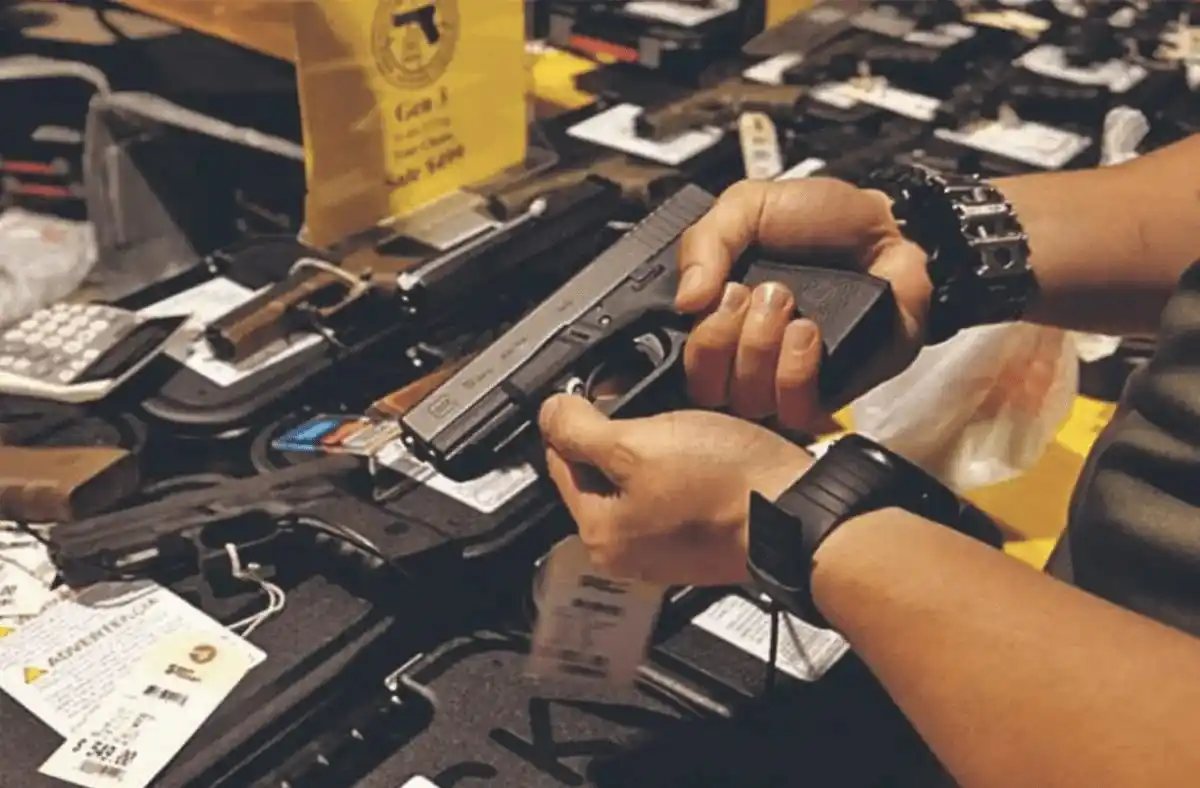 Un comprador examina una pistola en una armería. El debate sobre la portación civil de armas gana terreno en la agenda pública argentina.